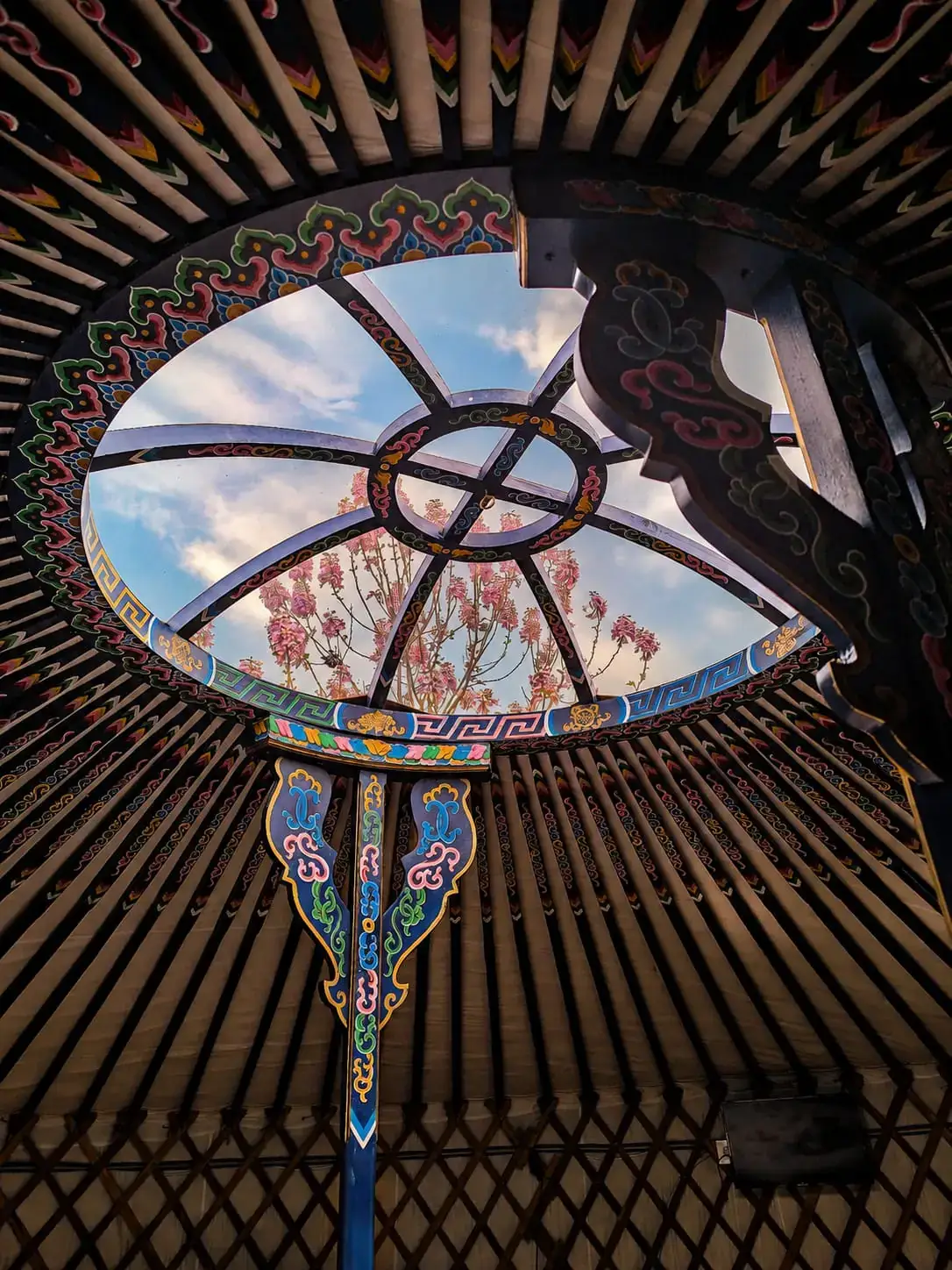 La corona interior de la Yurta Fuego, con los cerezos del valle al fondo