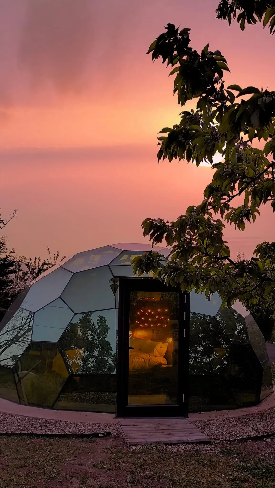 El Sky Dome iluminado al atardecer